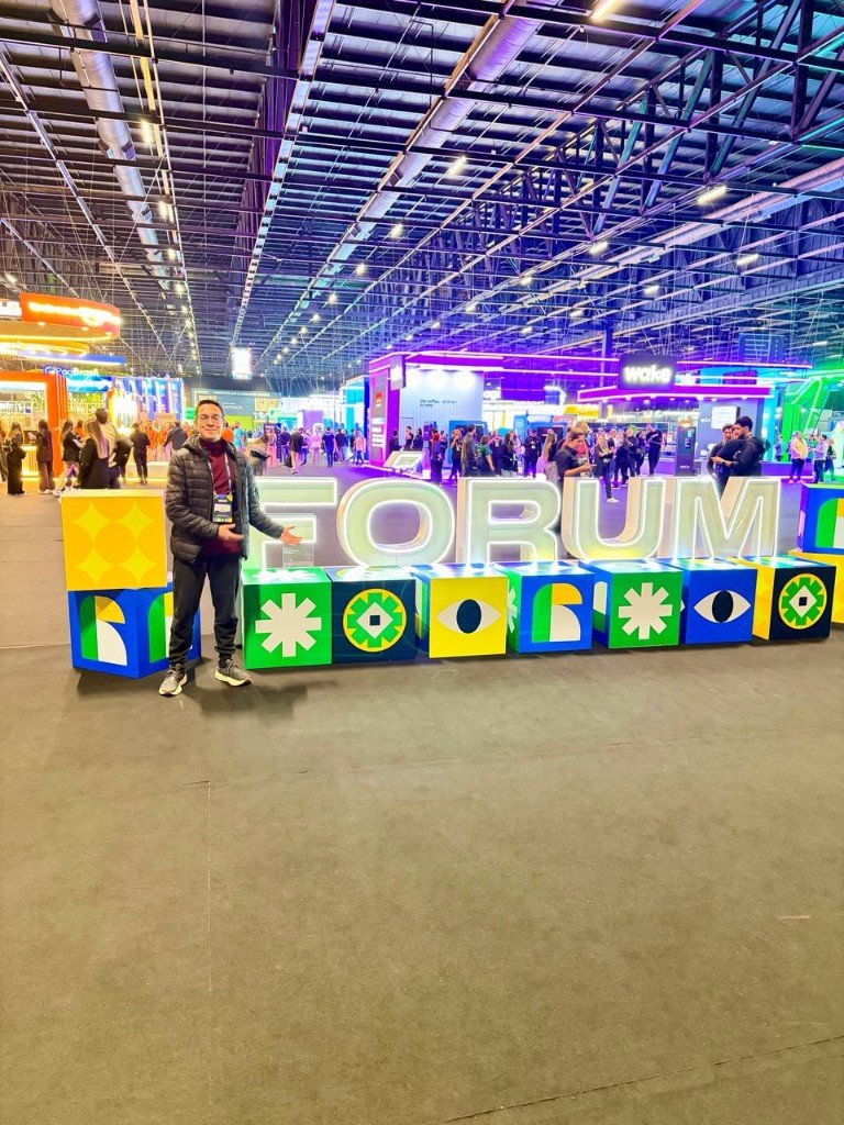 Fundador da VoaPet ao lado do letreiro FORUM no Fórum E-Commerce Brasil 2026, no Distrito Anhembi em São Paulo