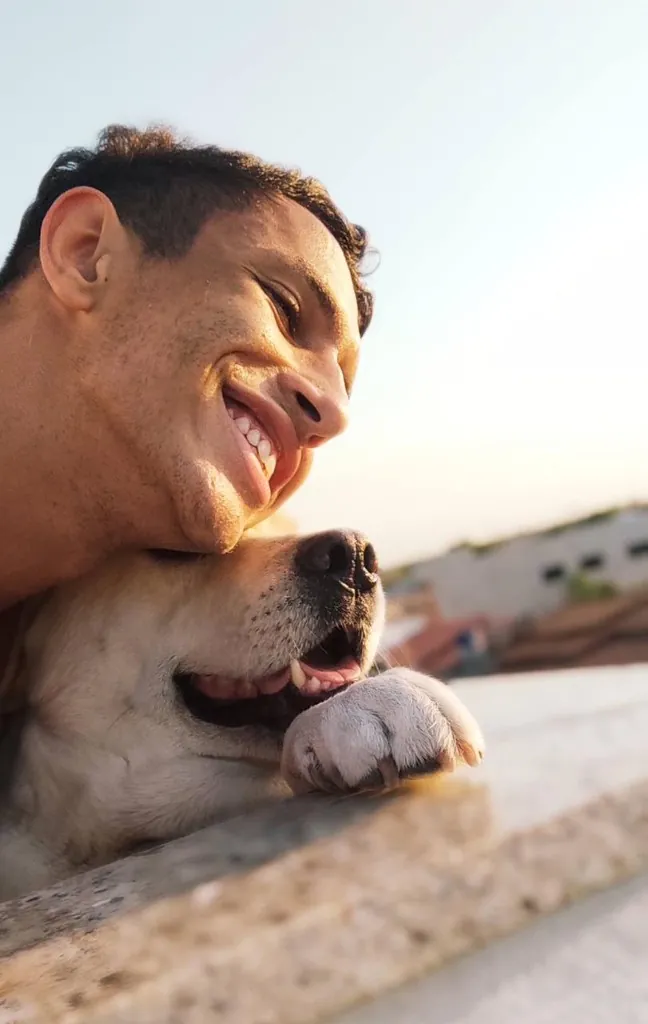 Vinícius, fundador do VoaPet, com seu cachorro ao ar livre